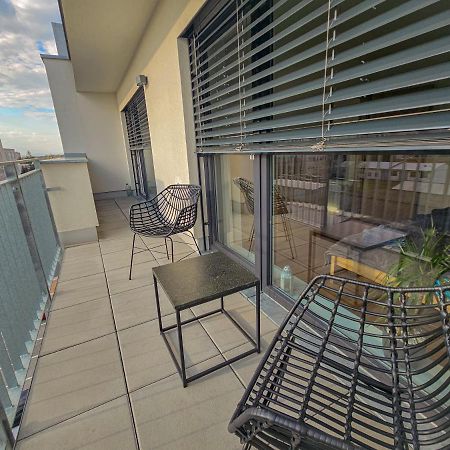 Appartement Modern Flat With Large Terrace à Hradec Králové Extérieur photo