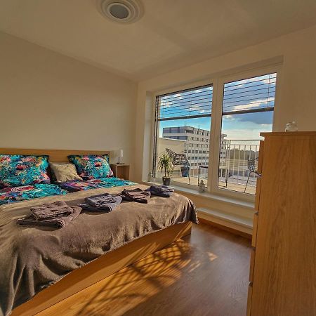 Appartement Modern Flat With Large Terrace à Hradec Králové Extérieur photo