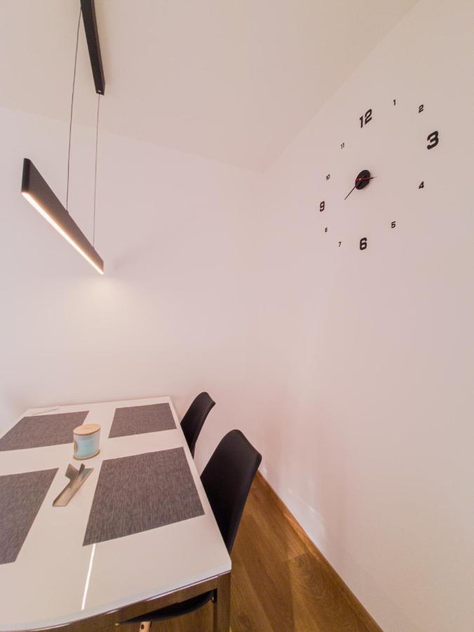 Appartement Modern Flat With Large Terrace à Hradec Králové Extérieur photo