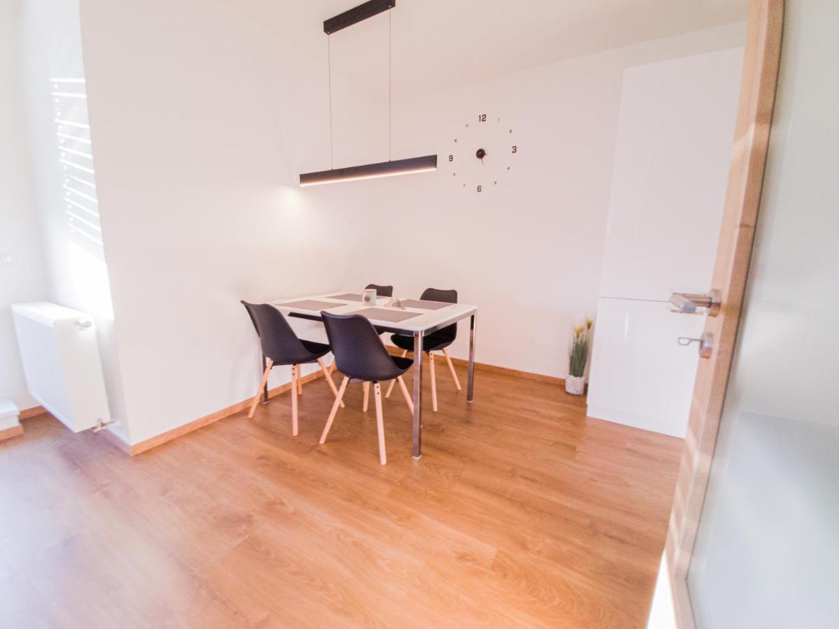 Appartement Modern Flat With Large Terrace à Hradec Králové Extérieur photo