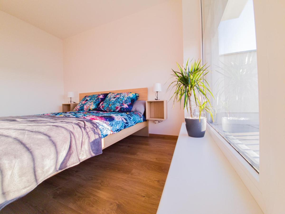 Appartement Modern Flat With Large Terrace à Hradec Králové Extérieur photo