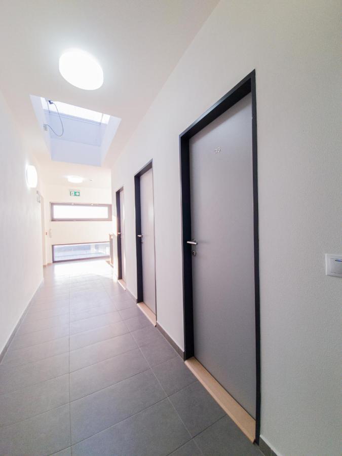 Appartement Modern Flat With Large Terrace à Hradec Králové Extérieur photo
