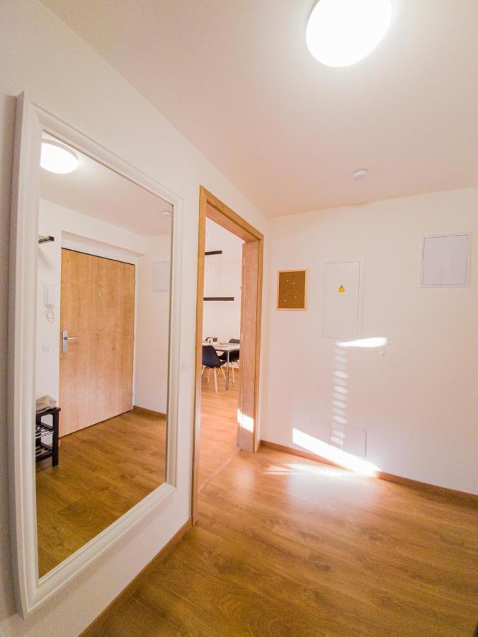 Appartement Modern Flat With Large Terrace à Hradec Králové Extérieur photo