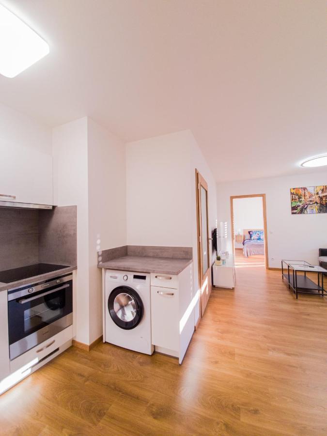 Appartement Modern Flat With Large Terrace à Hradec Králové Extérieur photo